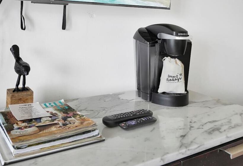 Stunning 12th Floor Studio In The Grove