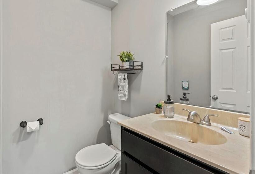 Tavern At The Woods By Avantstay Lakefront Views, Hot Tub, Firepit, Game Room