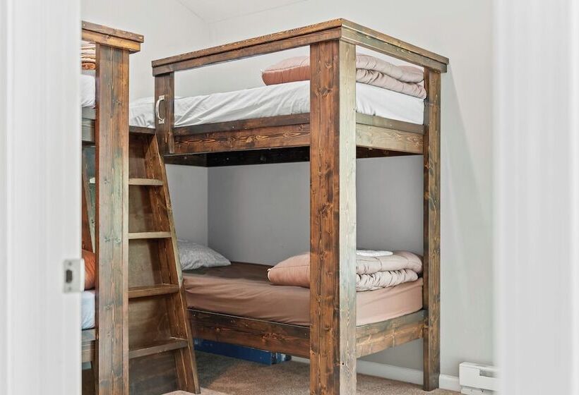 Tavern At The Woods By Avantstay Lakefront Views, Hot Tub, Firepit, Game Room