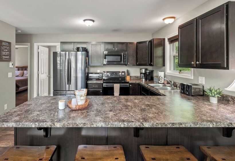 Tavern At The Woods By Avantstay Lakefront Views, Hot Tub, Firepit, Game Room