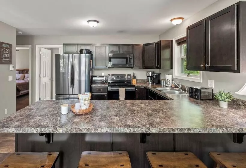 Tavern At The Woods By Avantstay Lakefront Views, Hot Tub, Firepit, Game Room