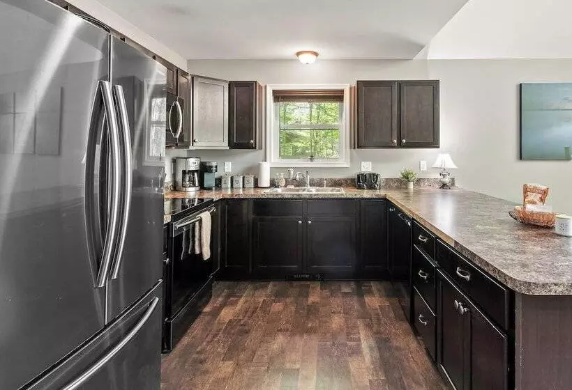 Tavern At The Woods By Avantstay Lakefront Views, Hot Tub, Firepit, Game Room