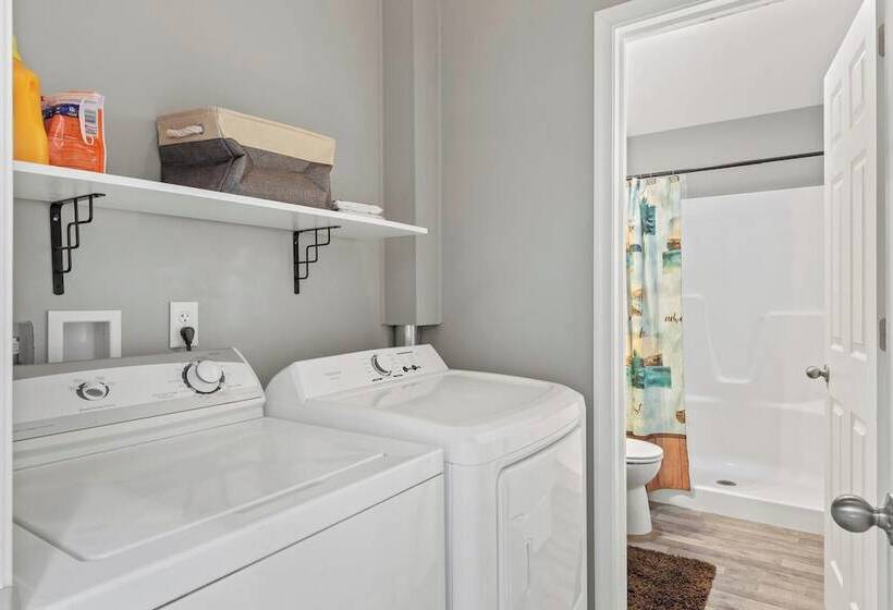 Tavern At The Woods By Avantstay Lakefront Views, Hot Tub, Firepit, Game Room