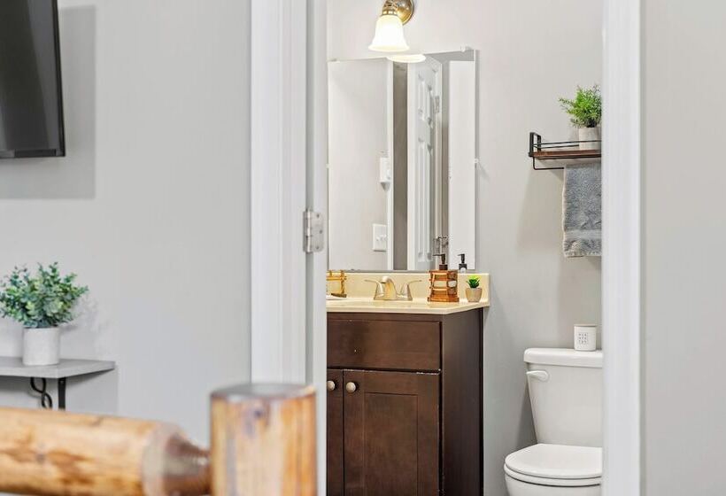 Tavern At The Woods By Avantstay Lakefront Views, Hot Tub, Firepit, Game Room