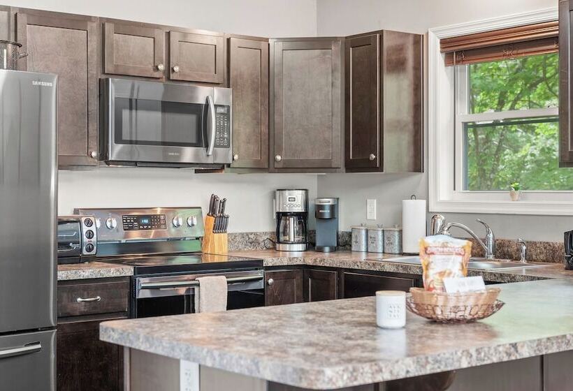 Tavern At The Woods By Avantstay Lakefront Views, Hot Tub, Firepit, Game Room