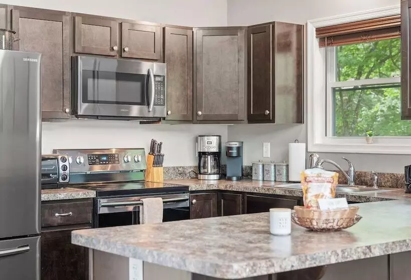 Tavern At The Woods By Avantstay Lakefront Views, Hot Tub, Firepit, Game Room