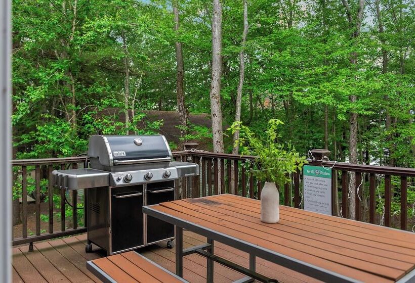 Tavern At The Woods By Avantstay Lakefront Views, Hot Tub, Firepit, Game Room
