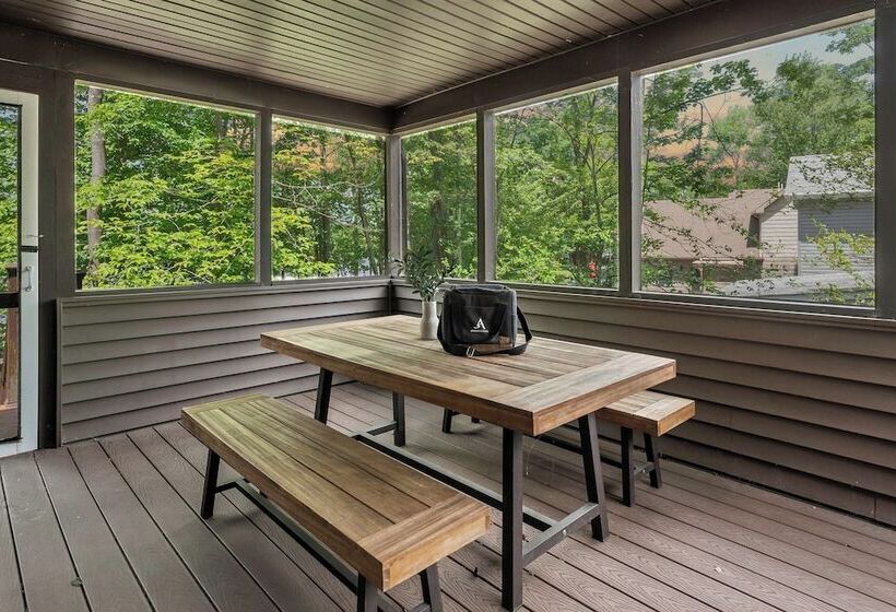 Tavern At The Woods By Avantstay Lakefront Views, Hot Tub, Firepit, Game Room