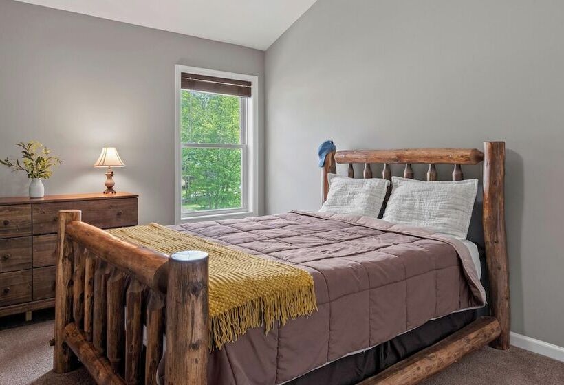 Tavern At The Woods By Avantstay Lakefront Views, Hot Tub, Firepit, Game Room