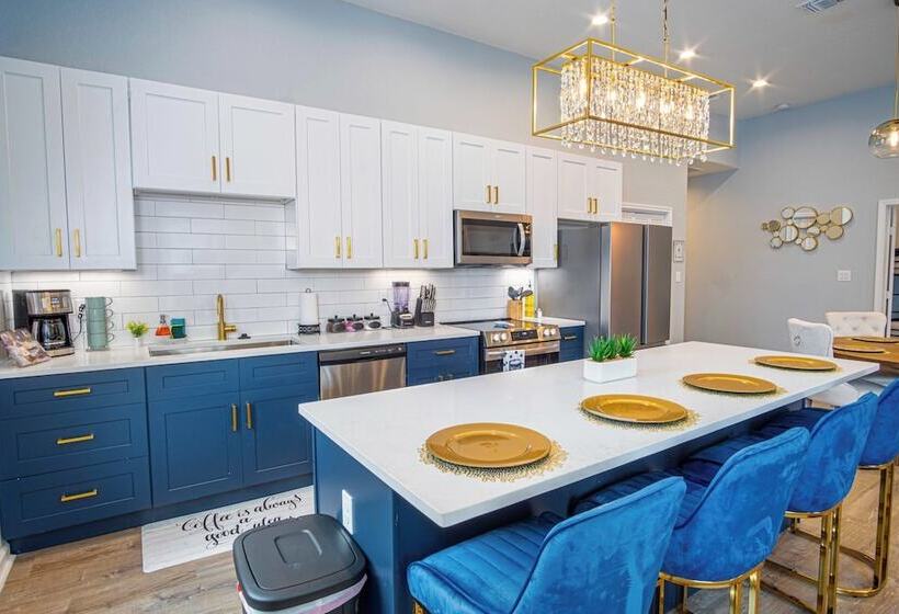 Trendy Historical Home Near Downtown Attractions