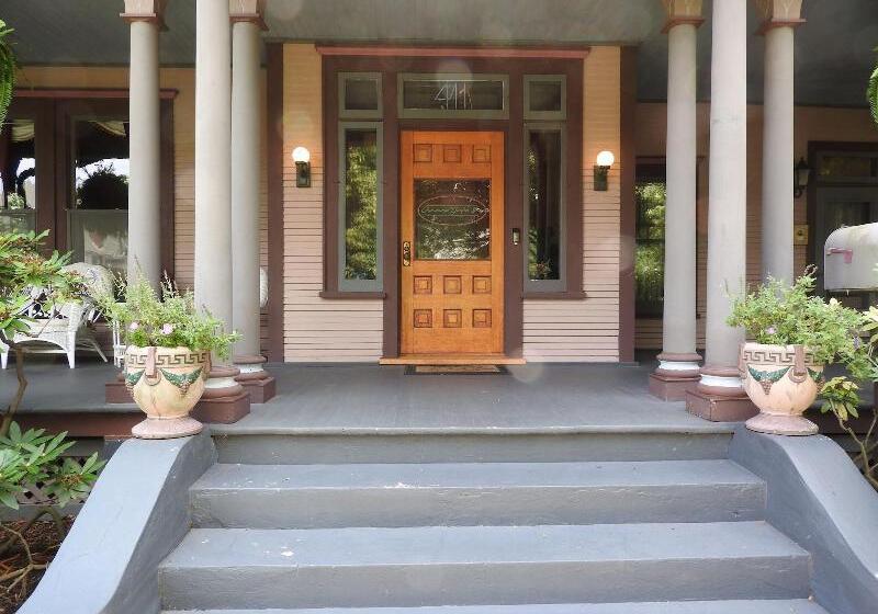 مبيت وإفطار Champaign Garden Inn