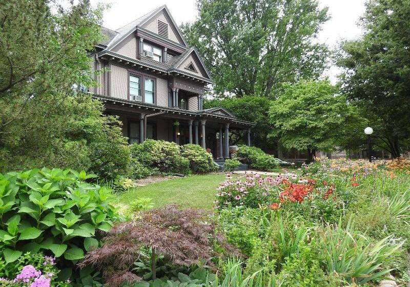 مبيت وإفطار Champaign Garden Inn