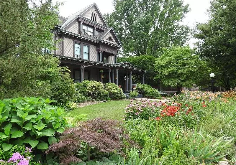 Aamiaismajoitus (B&B) Champaign Garden Inn