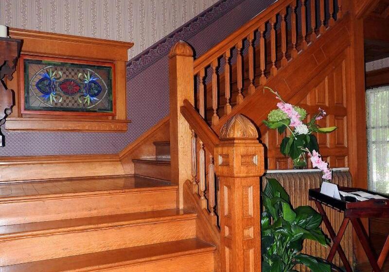 مبيت وإفطار Champaign Garden Inn