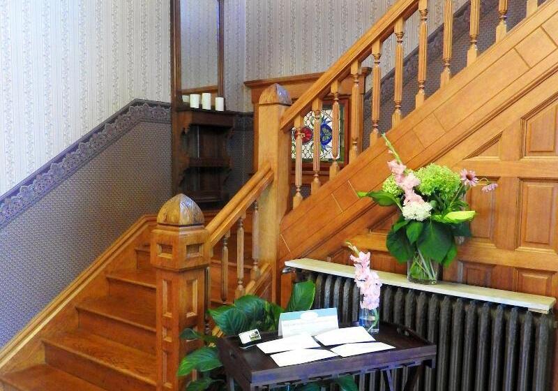 مبيت وإفطار Champaign Garden Inn