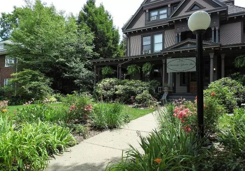 Aamiaismajoitus (B&B) Champaign Garden Inn