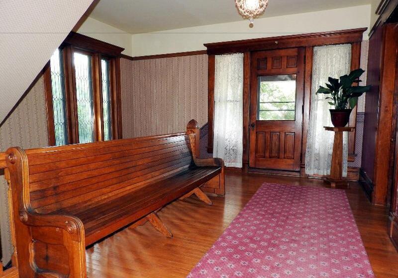 مبيت وإفطار Champaign Garden Inn