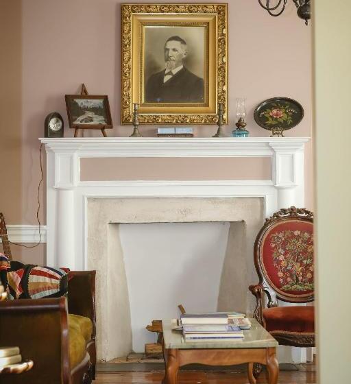 민박 Light Horse Inn