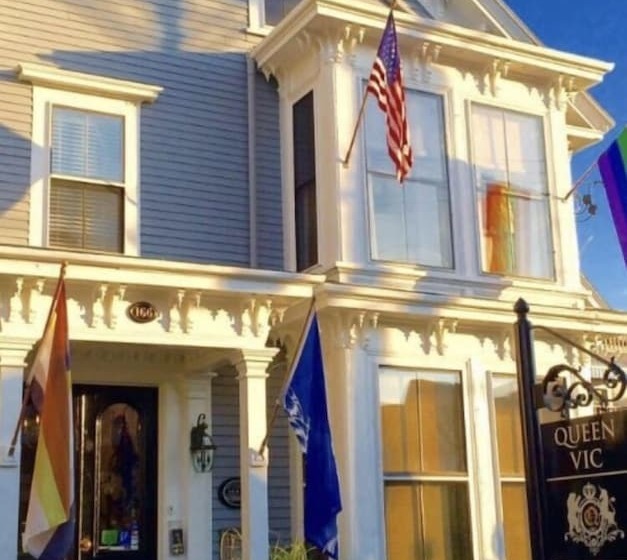 تختخواب و صبحانه Queen Vic Guest House