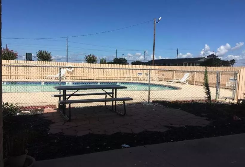 Chaparral Motel