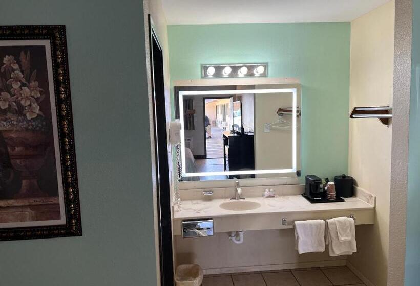 Four Winds Motel & Rv Park