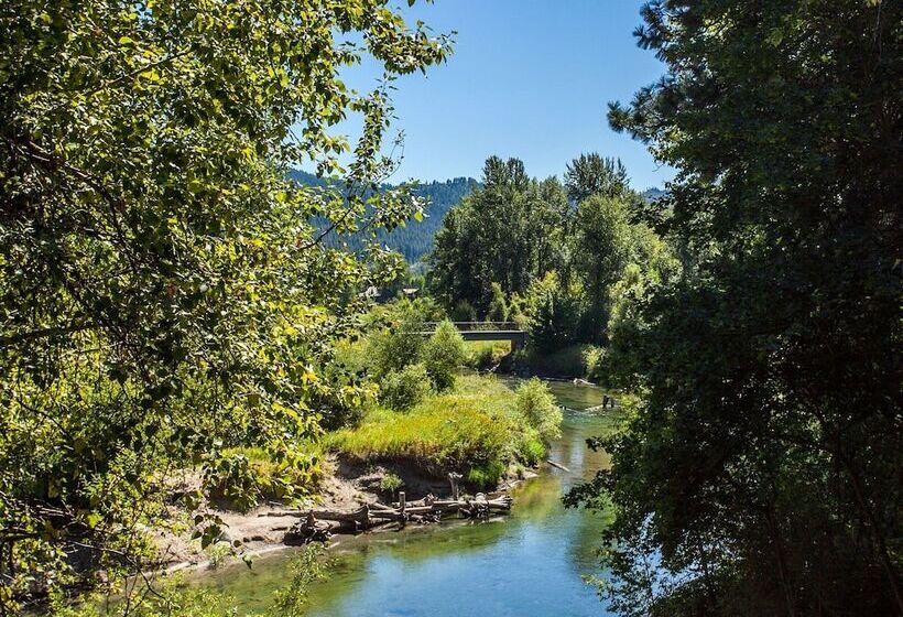 فندق Storybook Riverside Inn