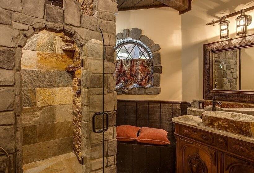 فندق Storybook Riverside Inn