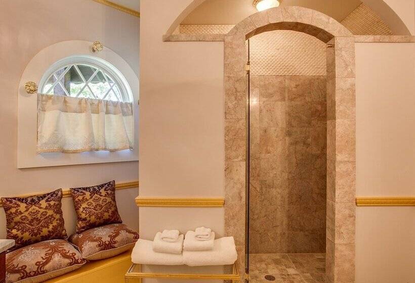 فندق Storybook Riverside Inn