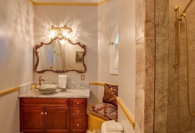 فندق Storybook Riverside Inn