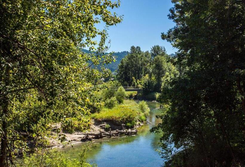 فندق Storybook Riverside Inn