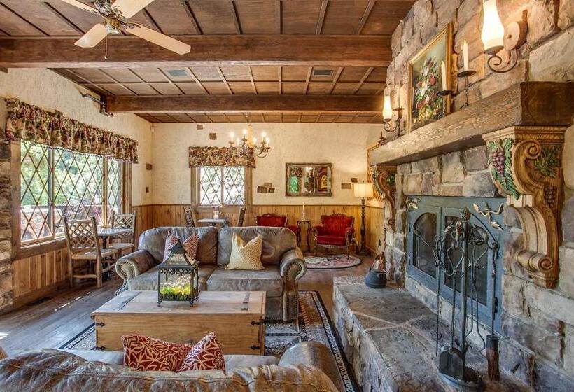 فندق Storybook Riverside Inn