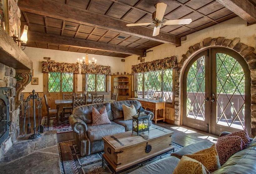 فندق Storybook Riverside Inn