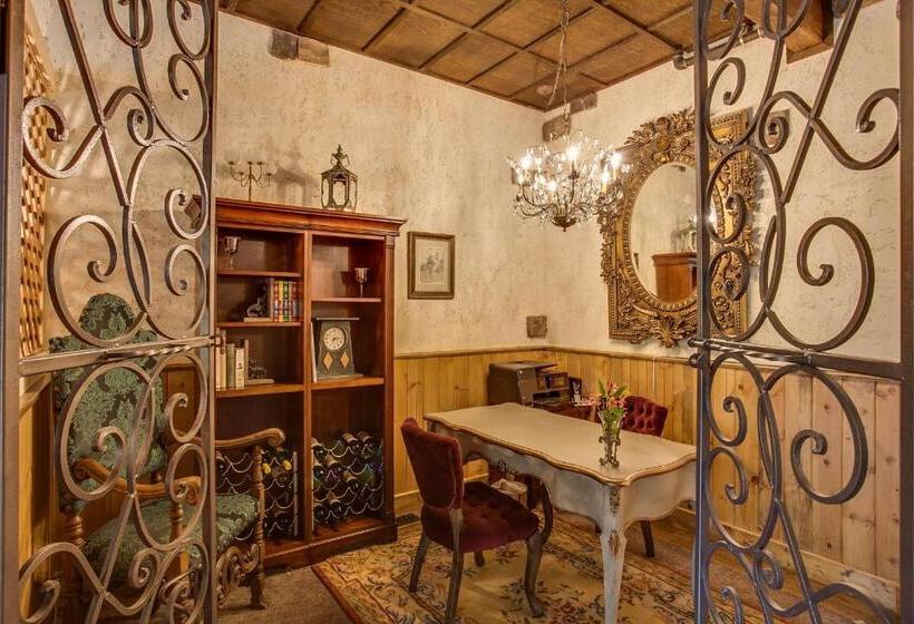 فندق Storybook Riverside Inn