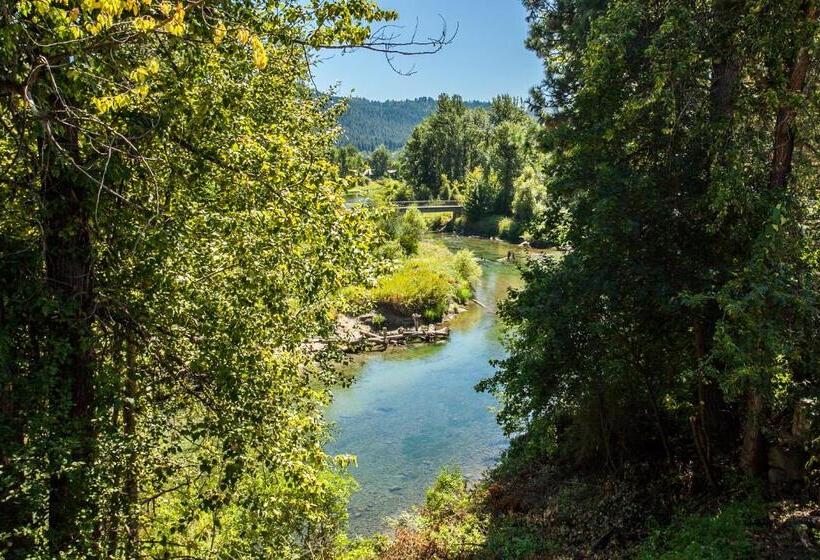 فندق Storybook Riverside Inn