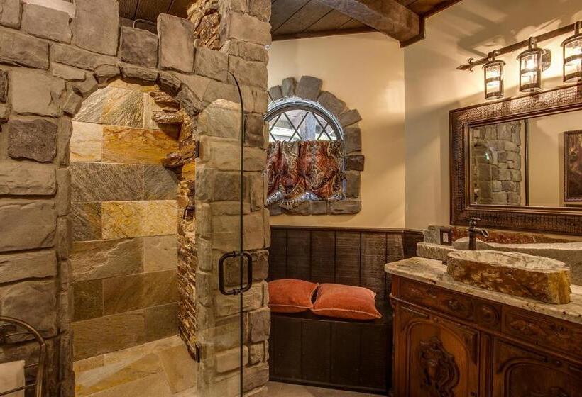 فندق Storybook Riverside Inn