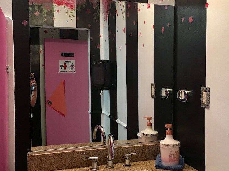 Traveler S Bed & Breakfast Hostel