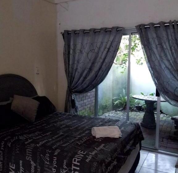 فندق صغير 71 Umvoti Backpackers