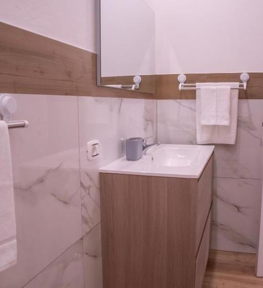 تختخواب و صبحانه Modern House Le Castella