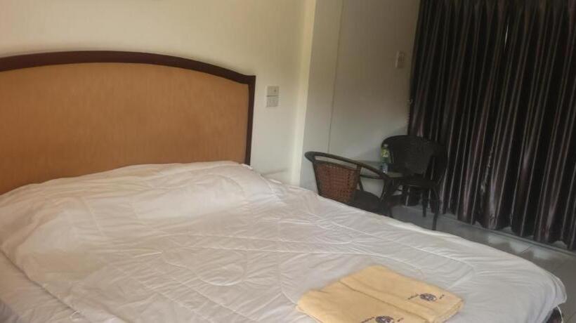 Ekaluk Place And Resort