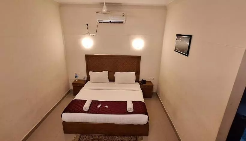 Hotelli Athirappilly Budget Villa