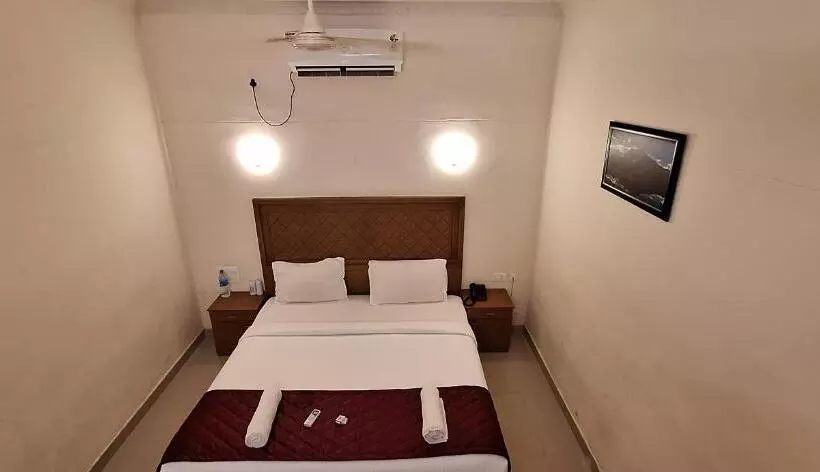 Hotelli Athirappilly Budget Villa