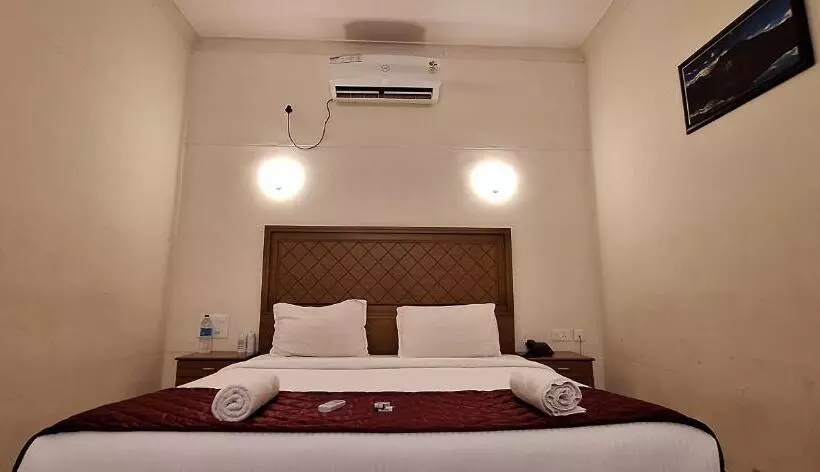 Hotelli Athirappilly Budget Villa