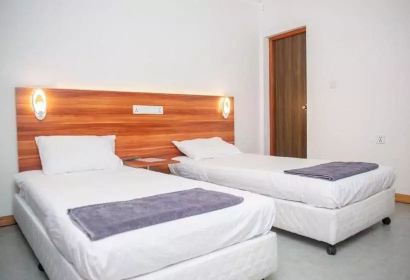 هتل Avanti Surf & Stay