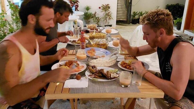 هتل Avanti Surf & Stay