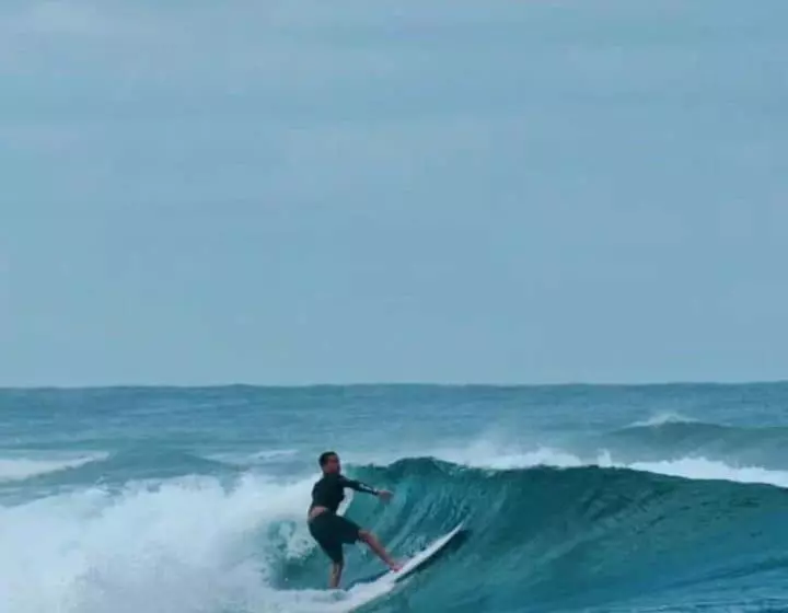 هتل Avanti Surf & Stay