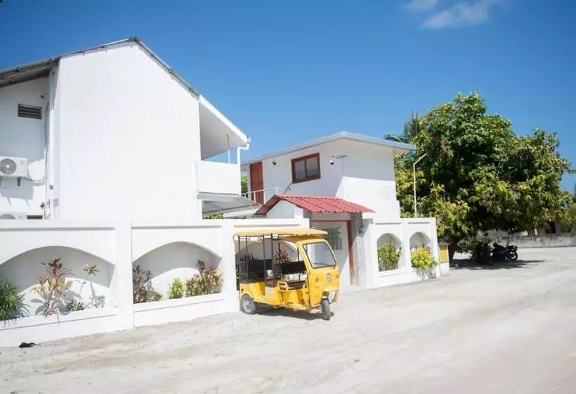 هتل Avanti Surf & Stay