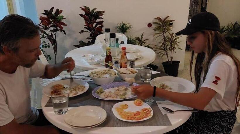 هتل Avanti Surf & Stay