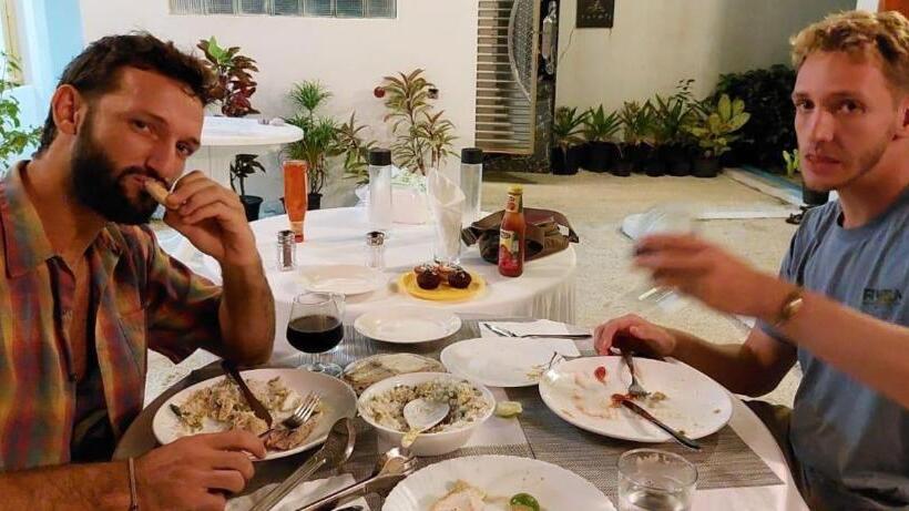 هتل Avanti Surf & Stay