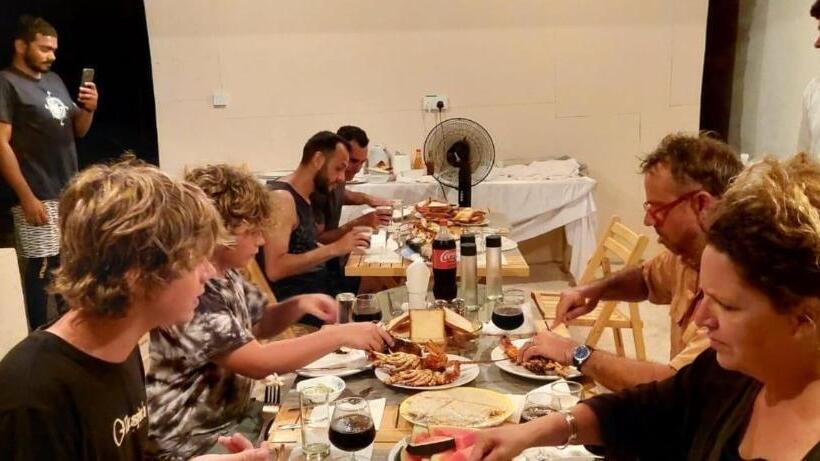 هتل Avanti Surf & Stay