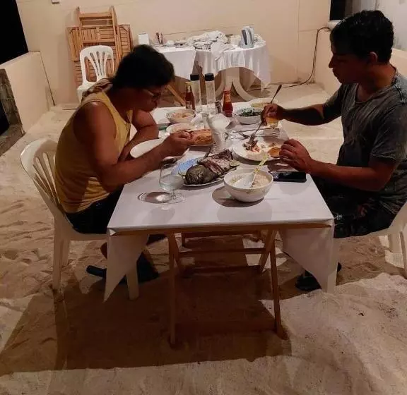 هتل Avanti Surf & Stay